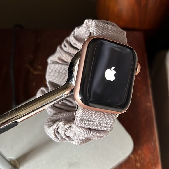 Series 5 Apple Watch 40mm GPS + Cellular - Picture 3 of 14